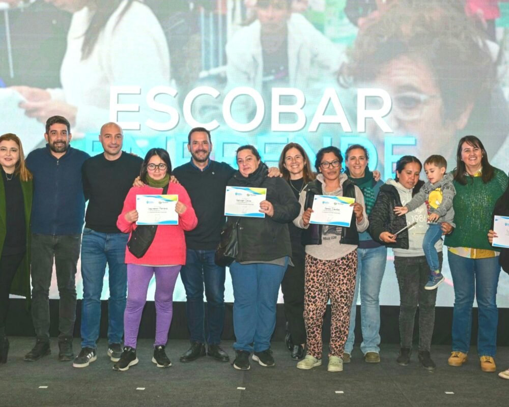 Escobar Emprende: el Municipio entregó 300 kits de herramientas para proyectos productivos