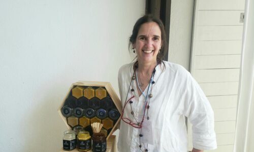 Innovación y valor agregado: la propuesta apícola de Vicky Burs cuya planta está en Garín