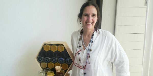 Innovación y valor agregado: la propuesta apícola de Vicky Burs cuya planta está en Garín