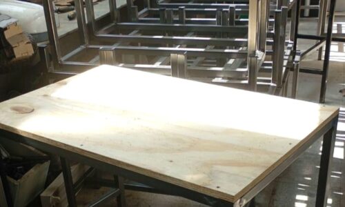 Estudiantes de la Técnica N° 3 construyen mesas y bancos para la Fiesta de la Flor