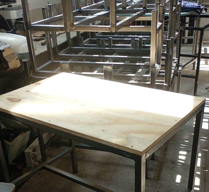 Estudiantes de la Técnica N° 3 construyen mesas y bancos para la Fiesta de la Flor